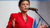 BSW-Vorsitzende Sahra Wagenknecht spricht bei einer Demo. (Archivbild)