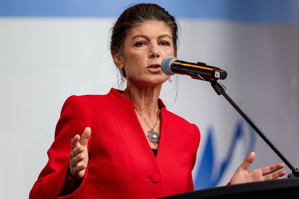 BSW-Vorsitzende Sahra Wagenknecht spricht bei einer Demo. (Archivbild)