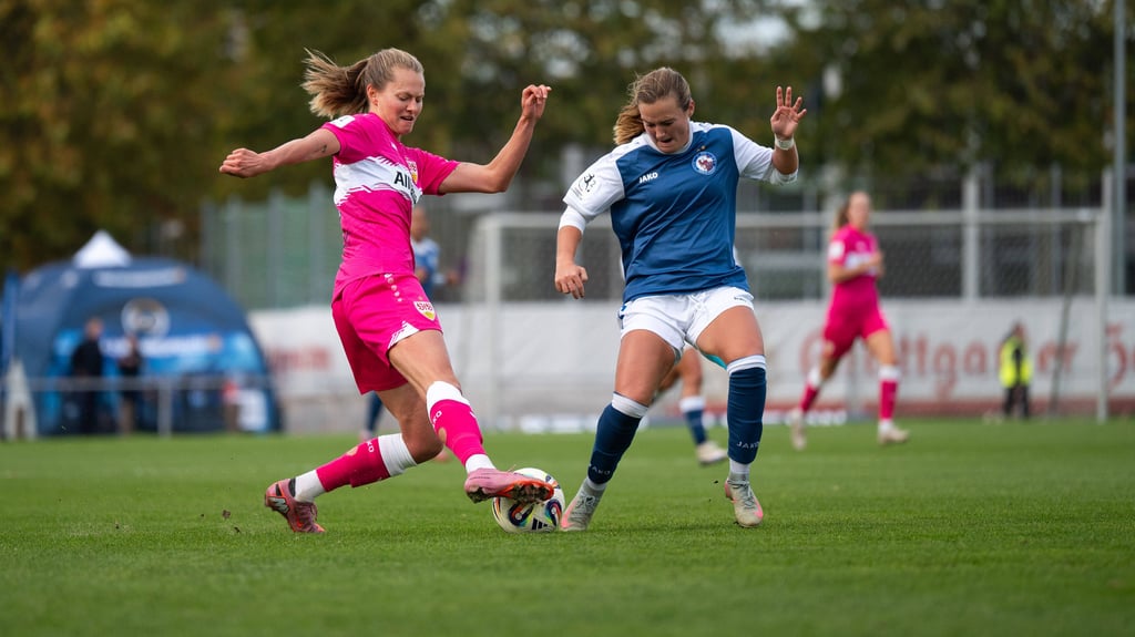 Turbine Potsdam (in blau) im Zweitligaspiel gegen den VfB Stuttgart.