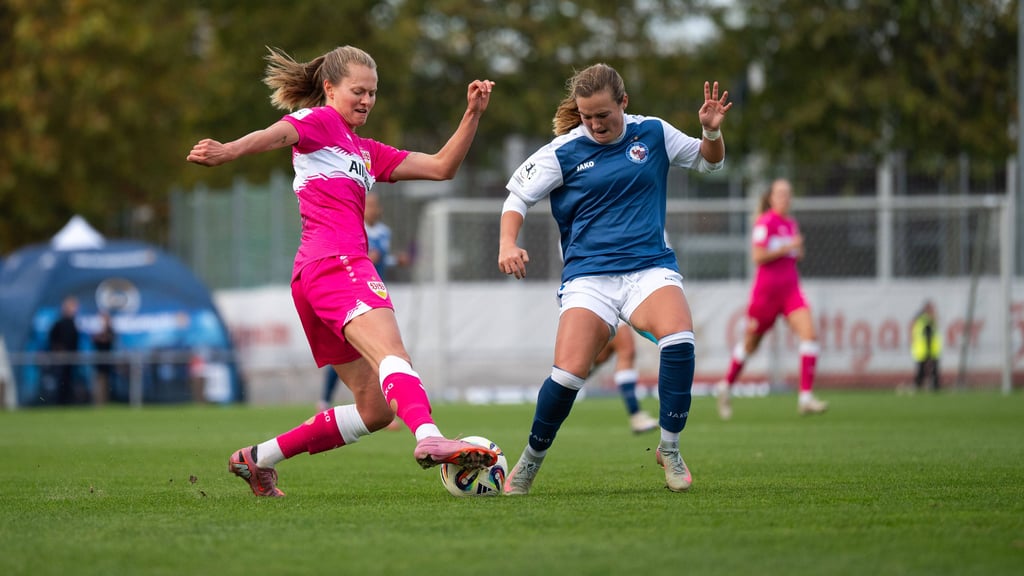 Turbine Potsdam (in blau) im Zweitligaspiel gegen den VfB Stuttgart.