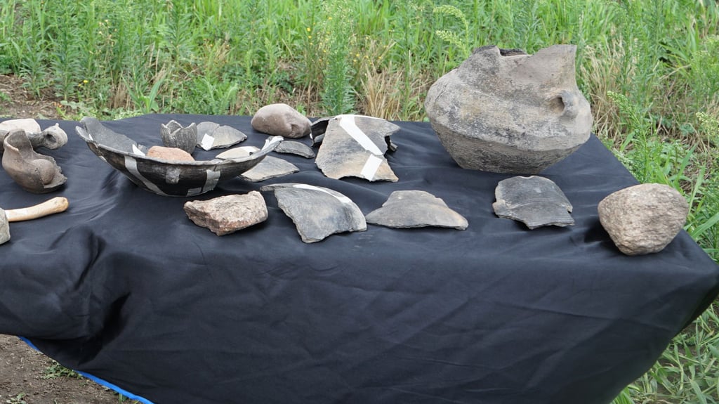 Neben Keramik wurden eine 3000 Jahre alte Schildkröte und eine bronzene Sichel gefunden.