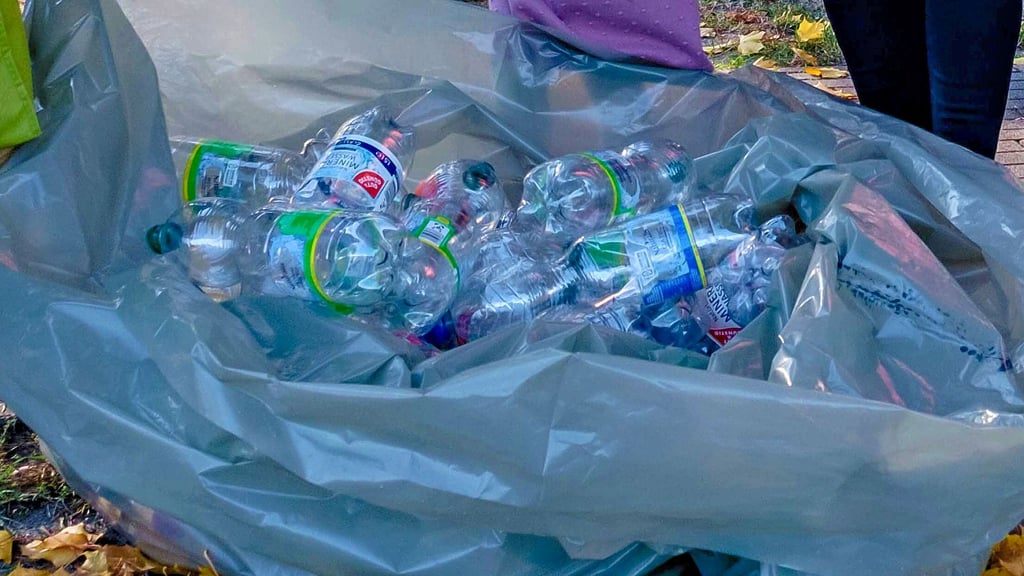 Wie gut funktioniert die neue Pfandpflicht im Alltag? Ein Praxistest der Mitteldeutschen Zeitung in Wittenberg zeigt: Zwei Flaschen sind kein Problem – ein ganzer Sack wie dieser auf dem Foto wäre es schon.