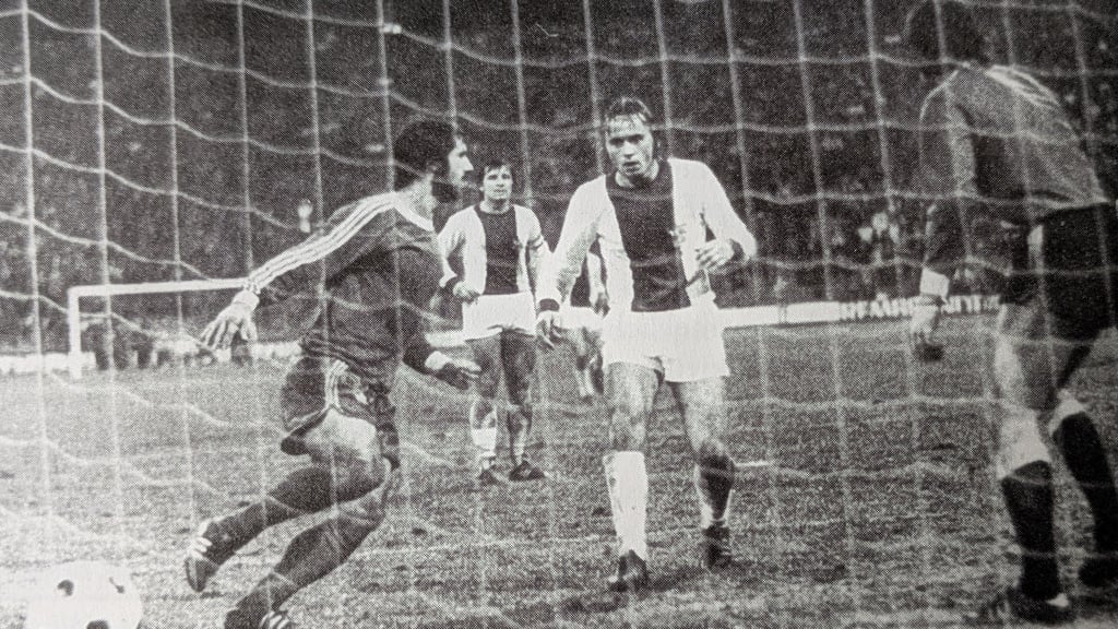 Gerd Müller (von links) erzielt in München das 3:2. Manfred Zapf, Detlef Enge, der den Schuss noch abfälschte,  und Uli Schulze sind konsterniert.