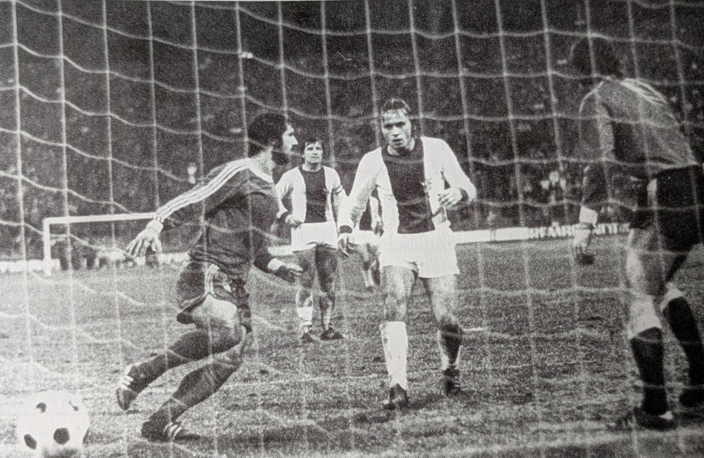 Gerd Müller (von links) erzielt in München das 3:2. Manfred Zapf, Detlef Enge, der den Schuss noch abfälschte,  und Uli Schulze sind konsterniert.