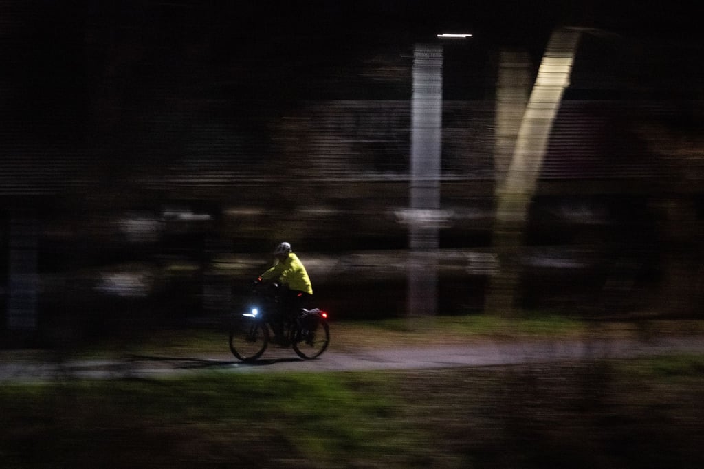 Gut sichtbare Kleidung ist für Radfahrer und Fußgänger in der Dunkelheit wichtig. (Symbolbild)