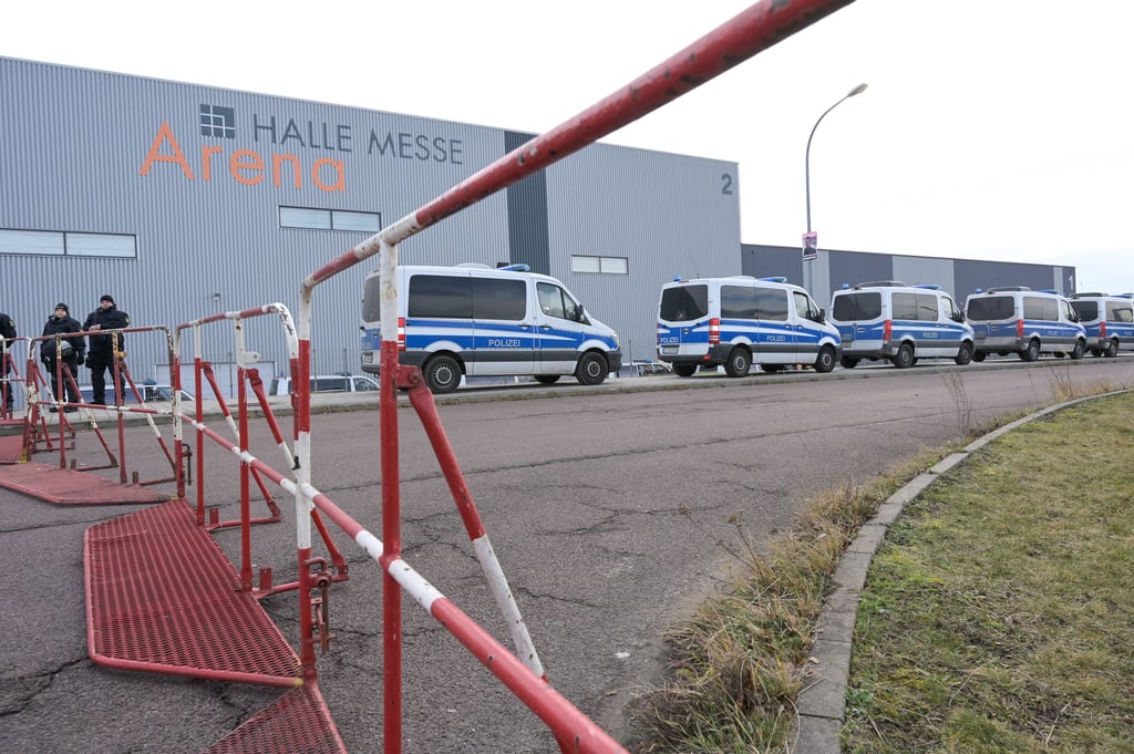 Anfang des Jahres sperrte die Polizei die AfD-Wahlkampfveranstaltung in der Messe Halle ab.