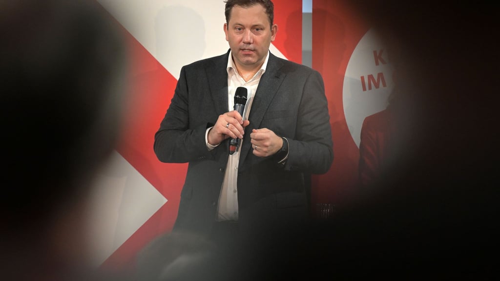 Vizekanzler und SPD-Chef Lars Klingbeil will die deutsche Autoindustrie in der Krise unterstützen.