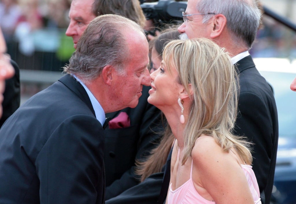 Mitten in einer Wirtschaftskrise ging Spaniens König Juan Carlos auf Elefantenjagd, mit Corinna zu Sayn-Wittgenstein und Freunden - unter anderem das kostete ihn den Thron.