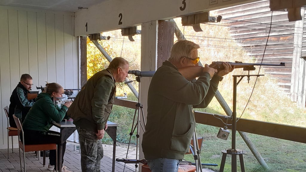 Zum Kleinkaliber-Saisonabschluss hatte der Barleber Schützenverein auf sein Gelände eingeladen. Hier wurde unter anderem ein Preisschießen veranstaltet sowie um den Landwehrpokal gekämpft.