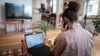 Auch im Homeoffice sollten private und dienstliche Bereiche getrennt werden, empfehlen Experten.
