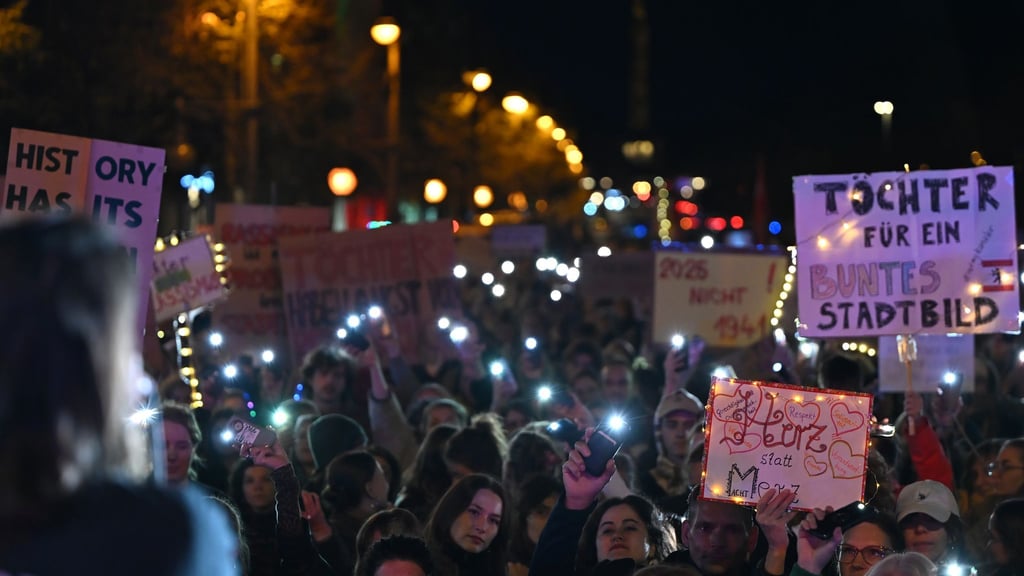 Laut Polizei kamen rund 2.000 Menschen zu der Demonstration.