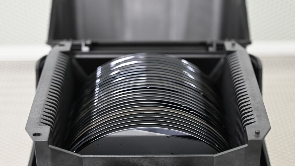 Zwischenprodukte der Halbleiterproduktion, sogenannte Wafer, liegen in einer Box. (Archivbild)