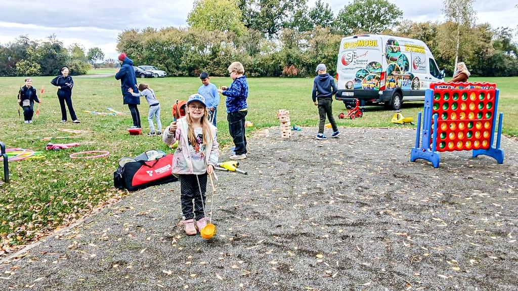Uthmödener Kinder nutzen das Angebot des Sportmobils ausgiebig.