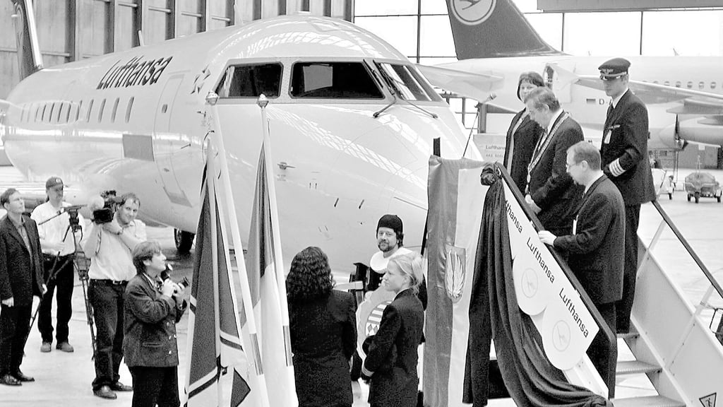 Bürgermeister Peter Pfützner und seine Frau Rita tauften am 20. Oktober 2000 das Flugzeug „Lutherstadt Eisleben“.