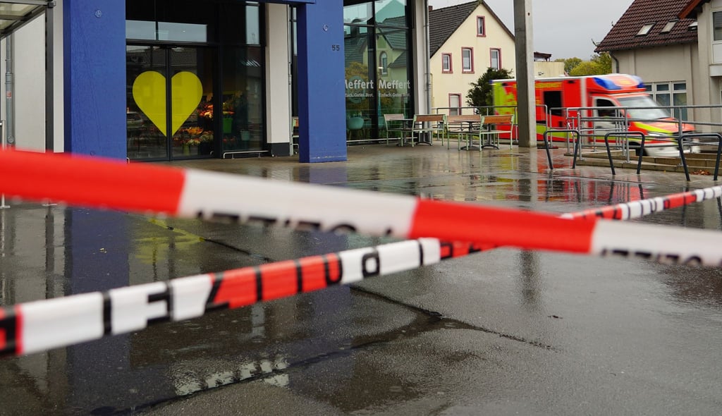 Ein 16-Jährigen wird brutal niedergestochen. Streit mit dem mutmaßlichen Täter gab es vorher laut Ermittlern nicht.