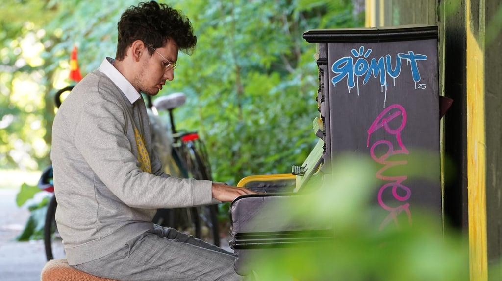 Einfach ein Klavier spielen: Ein Open Piano, wie es hier in Hannover unter der Schnellwegbrücke Bremer Damm zu sehen ist, soll ab Samstag auch in Halle stehen.