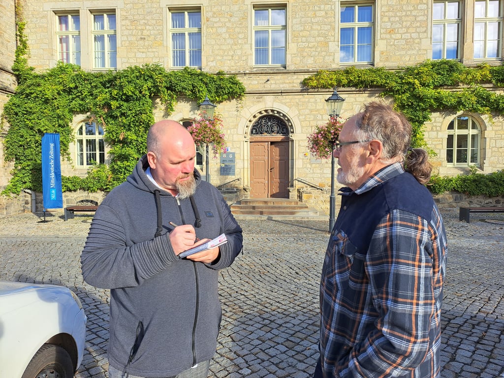 MZ-Reporter Martin Schumann (l.) auf dem Lützener Marktplatz im Gespräch mit Günther Seelig