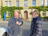 MZ-Reporter Martin Schumann (l.) auf dem Lützener Marktplatz im Gespräch mit Günther Seelig
