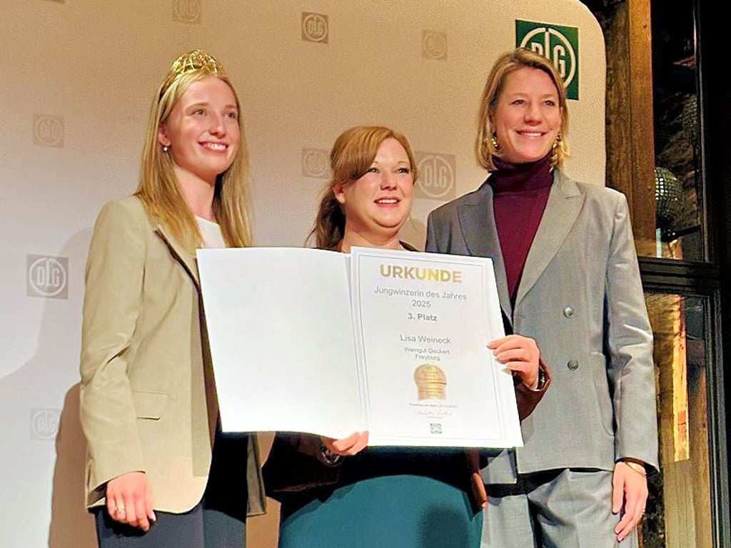 Lisa Weineck (M.) bekommt die Ehrenurkunde überreicht.