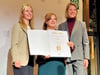 Lisa Weineck (M.) bekommt die Ehrenurkunde überreicht. 
