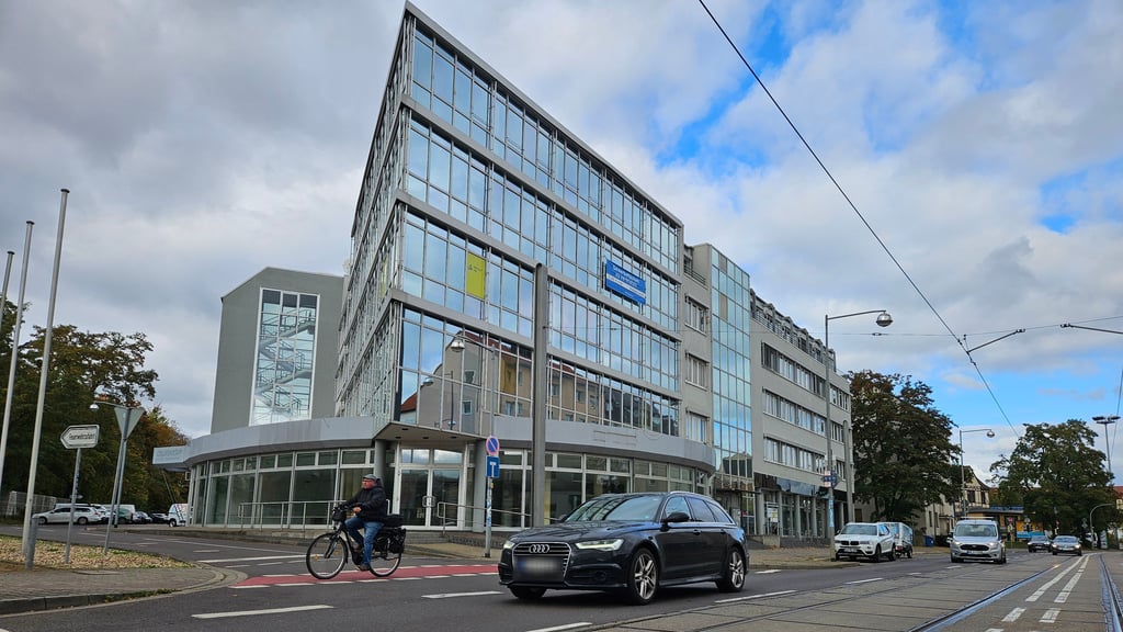 Blick auf das ehemalige Dürkop-Autohaus in der Halberstädter Straße. Wo früher Autos verkauft wurden, soll bald ein Zentrum für Gesundheit und Freizeit stehen.