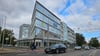 Blick auf das ehemalige Dürkop-Autohaus in der Halberstädter Straße. Wo früher Autos verkauft wurden, soll bald ein Zentrum für Gesundheit und Freizeit stehen.