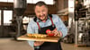 Sebastian Lege liebt gutes Essen und seine Bulldogge Kalle. Sein Leben hält der TV-Koch eher privat.