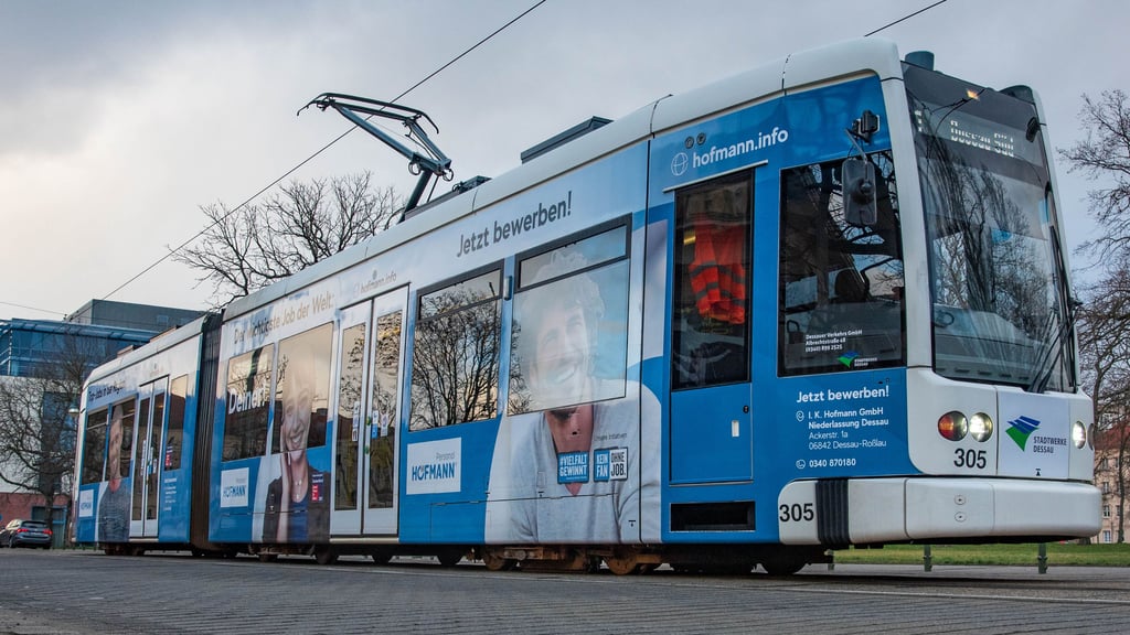 Eine Straßenbahn in Dessau.