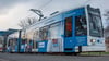 Eine Straßenbahn in Dessau. 