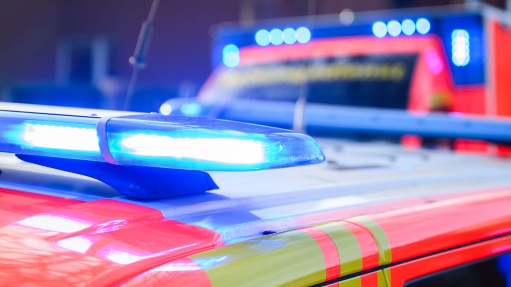 Nachdem drei Männer in Gröbers ihren heißen Grill in eine Gartenlaube gestellt hatten, endeten sie mit einer Rauchgasvergiftung im Krankenhaus.