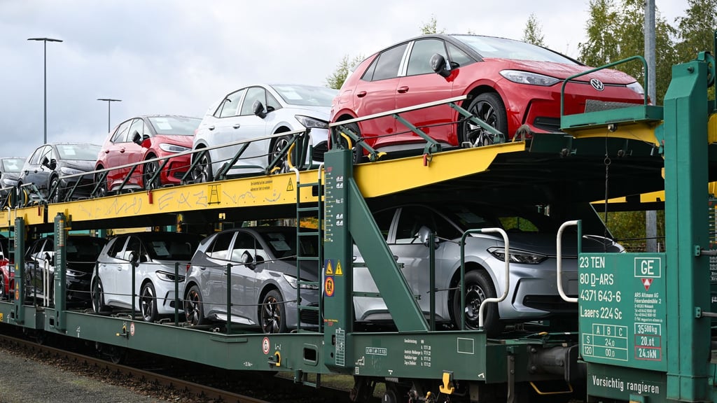 Deutschland ist laut VDA der zweitgrößte Produktionsstandort von E-Autos weltweit - mit Abstand hinter China. Sachsen zähle für sich genommen international zu den Top Ten, hieß es. (Archivbild)