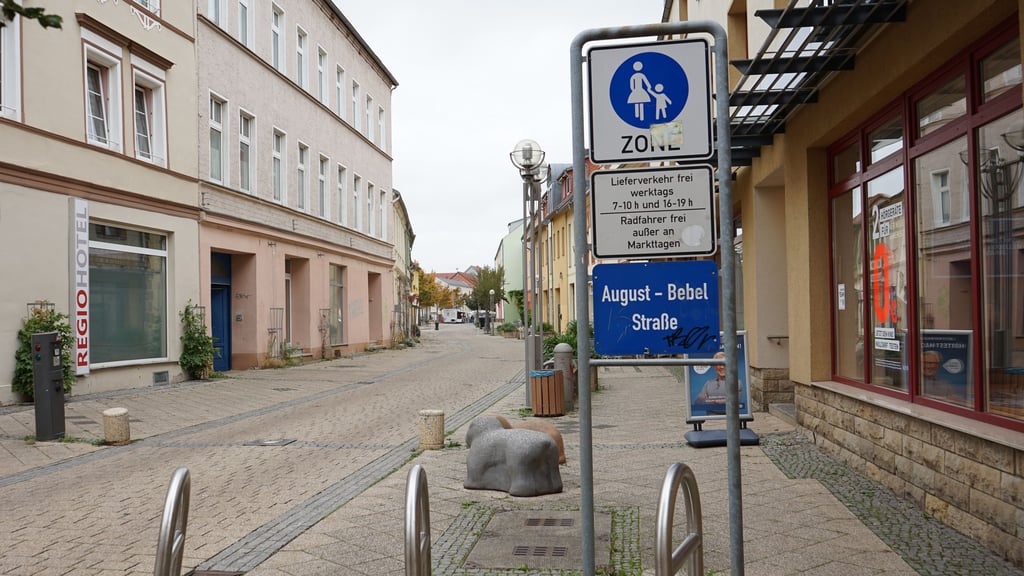 Radfahren ist in der Wolmirstedter Fußgängerzone an Markttagen verboten. Allerdings sind die Marktstände von der Friedensstraße aus kaum zu erkennen, die Strecke dorthin fast menschenleer.