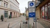 Radfahren ist in der Wolmirstedter Fußgängerzone an Markttagen verboten. Allerdings sind die Marktstände von der Friedensstraße aus kaum zu erkennen, die Strecke dorthin fast menschenleer.