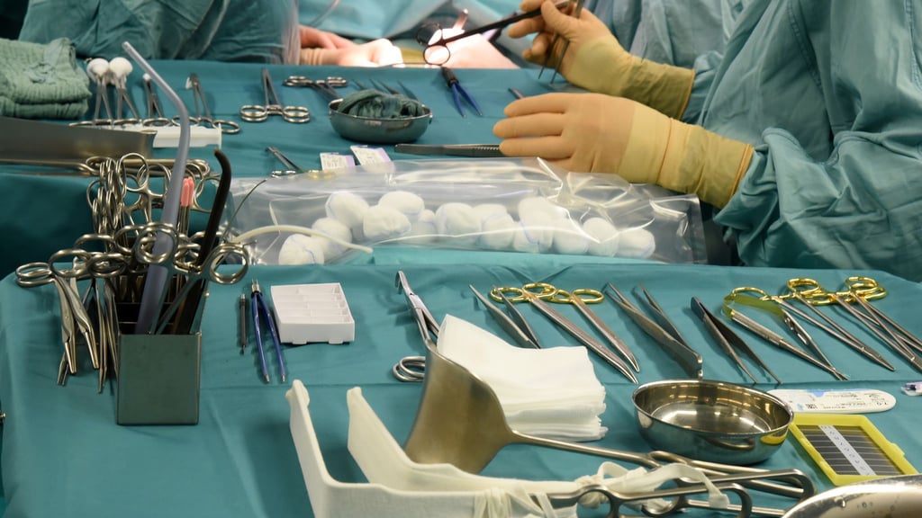 Entnommene Niere wird beim Empfänger transplantiert. (Archivbild)
