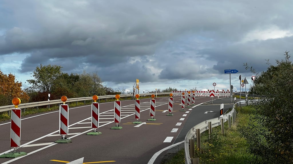 Die gesperrte Brücke in Gröbers, die über die A14 führt, sorgt bei einigen für Unzufriedenheit und längeren Fahrtwegen.