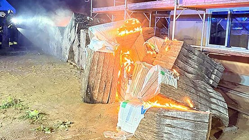 Auf einer Baustelle an der Eschenbreite löschten die Feuerwehrleute Stapel brennender Dämmwolle.