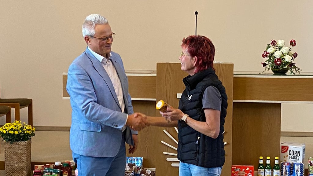 Jirka Kibbert, Vorsteher der Neuapostolischen Kirchengemeinde in Genthin mit Kathrin Meier von der Genthiner Tafel.