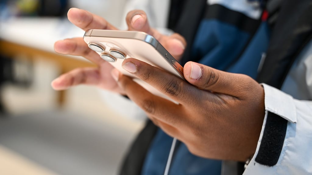 Die Kamera-App startet bislang oft unbeabsichtigt durch einen Wisch nach links: Künftig kann diese Funktion in den Einstellungen abgeschaltet werden.