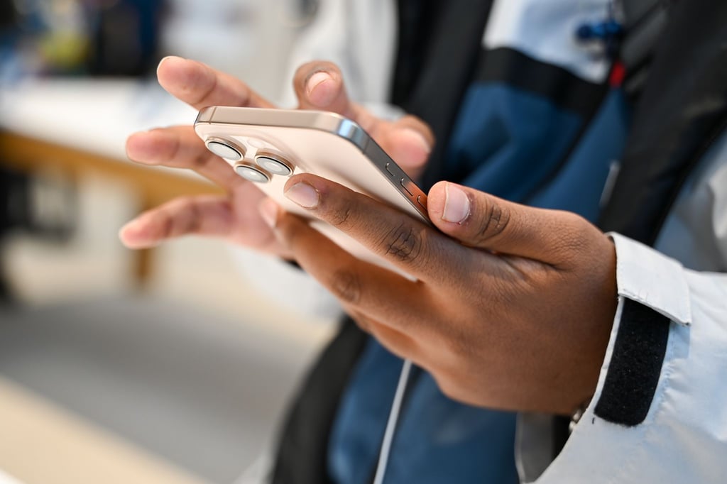 Die Kamera-App startet bislang oft unbeabsichtigt durch einen Wisch nach links: Künftig kann diese Funktion in den Einstellungen abgeschaltet werden.