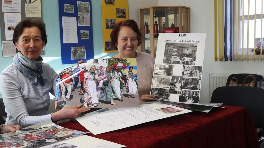 Regelmäßig bereiten Annemarie Keindorff und Heike Hildebrandt vom Heimatverein Barleben Ausstellungen in der Heimatstube vor. Die nächste Schau soll das Schneiderhandwerk in den Mittelpunkt rücken.