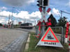 Die Frau wollte hinter dem Bahnübergang in der Elisabethstraße nach rechts abbiegen. 