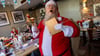 Bastian Kluth, einer der Teilnehmer der Weihnachtsmann-Schulung, zeigt sein Kostüm.