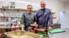 Wörlitzer Hof, Küche: Hausherr Jörg Richter (l.) und Stephan Ziegler bei den Vorbereitungen für das Koch-Kunst-Fest Leipzig 
