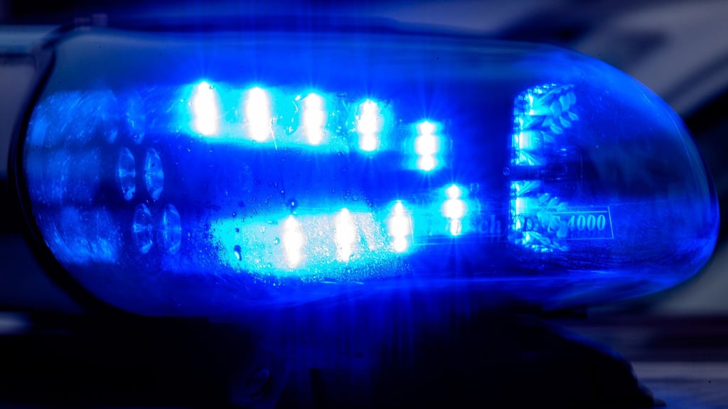 Die Täter sollen mit Pyrotechnik unter anderem Mülleimer und Baustellenabsicherungen in Brand gesetzt haben. (Symbolbild)