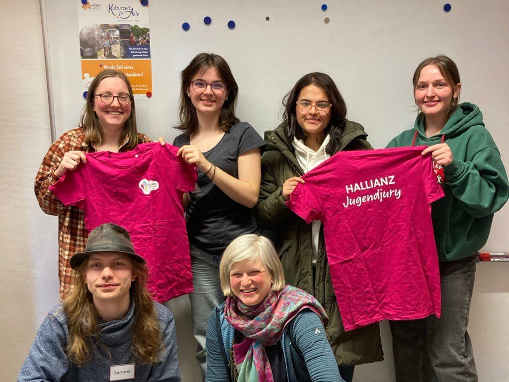 Ein Teil der aktuellen Jugendjury mit Amelie Wessig (oben links) und der Koordinatorin Karen Leonhardt: Die Jury besteht aus insgesamt zwölf jungen Engagierten.