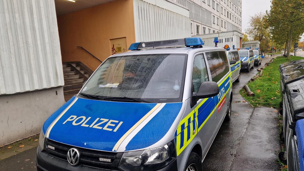 Wegen Ermittlungen nach einem Streit in der Vorwoche läuft gerade ein Großeinsatz der Polizei in Halle-Neustadt.