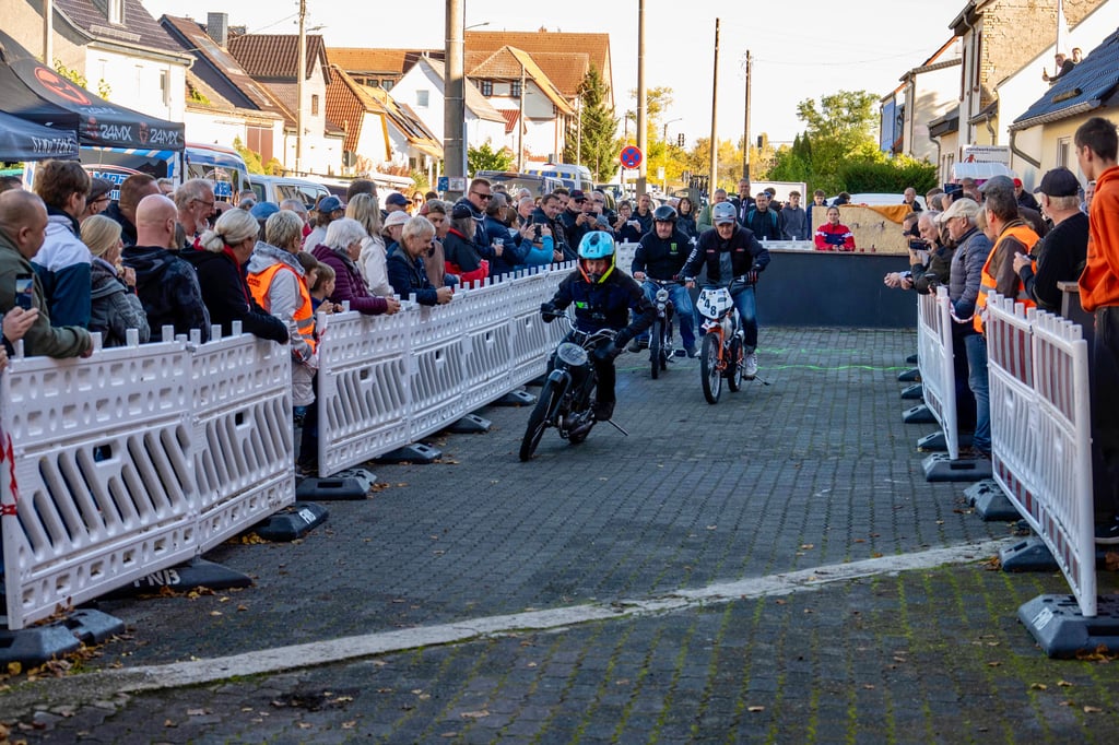 Ein „Simson SR 2“-Rennen hat am vergangenen Sonnabend wieder viele „Rennfahrer“ und Zuschauer nach Kühnau gelockt. 