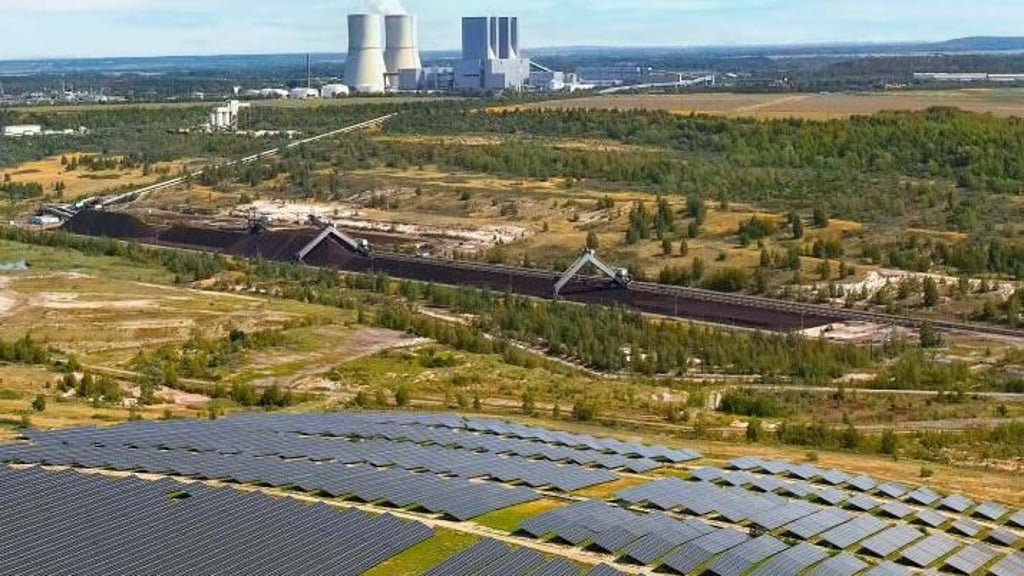 Im ehemaligen Brankohletagebaufeld Peres am Kraftwerk Lippendorf wurden zehntausende Solarmodule installiert. Das Braunkohle-Unternehmen Mibrag will in den kommenden Jahren verstärkt in die Produktion von Ökostrom einsteigen.