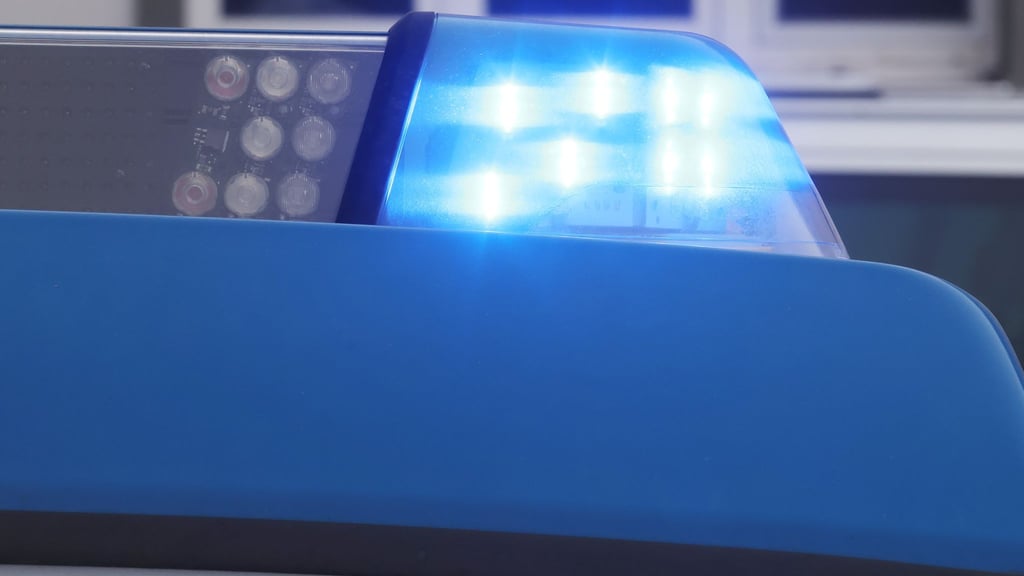 Ein 71 Jahre alter Radfahrer stößt mit einem Auto zusammen und wird schwer verletzt. (Symbolbild)