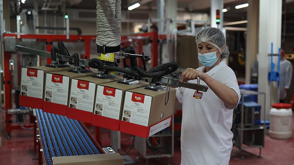Blick in die Produktion bei Kathi aus Halle. TV-Koch Sebastian Lege hatte in der ZDF-Sendung "Besseresser" kritisiert, dass in einer Backmischung für Erdbeertorte keine Erdbeeren sind. Kathi kontert den Vorwurf: Frische Zutaten wie Erdbeeren fügen die Kunden bei Kathi-Backmischungen selbst hinzu! 